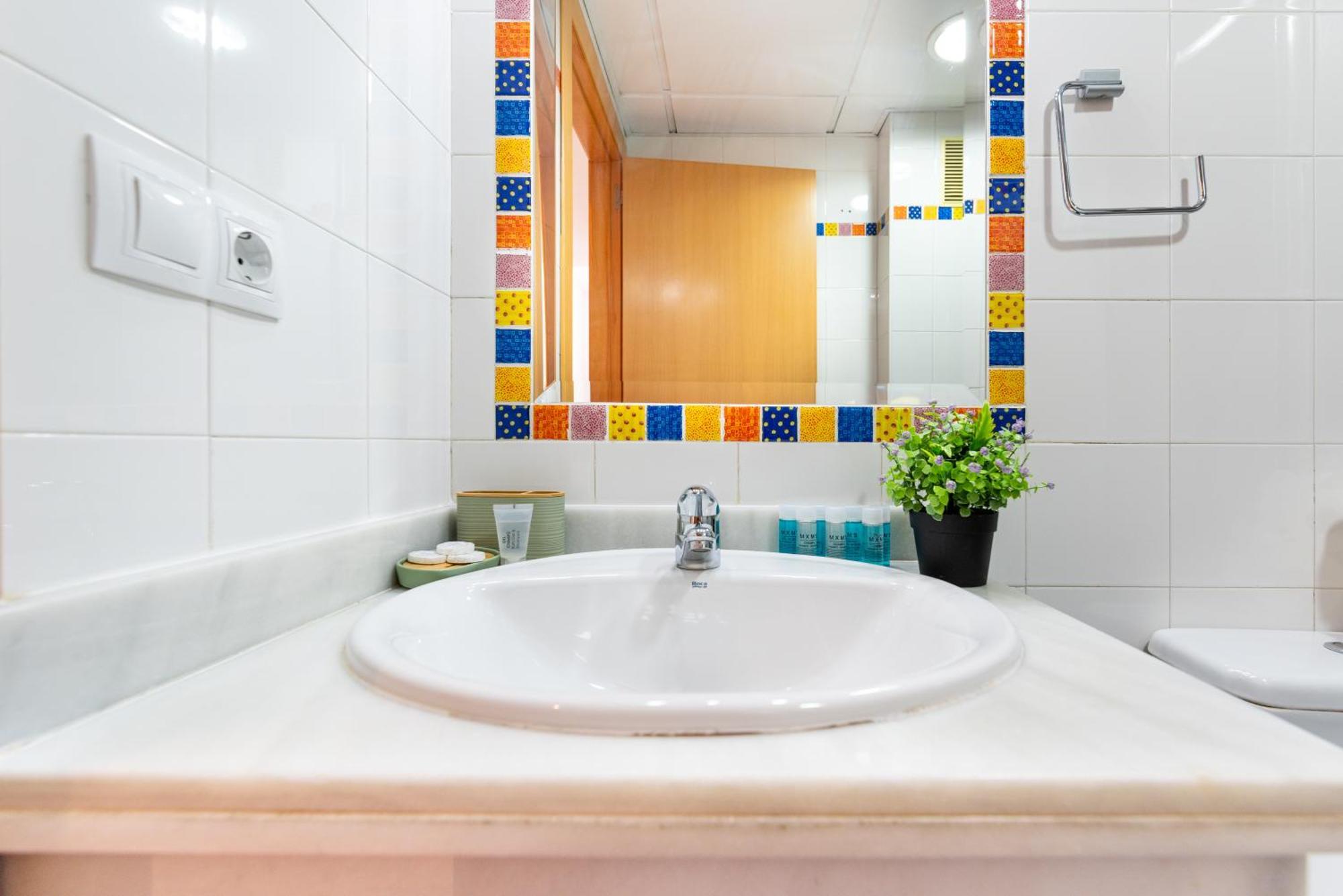 Wintowinrentals Quiet Apartment, Good Location, Free Parking Málaga Exteriör bild